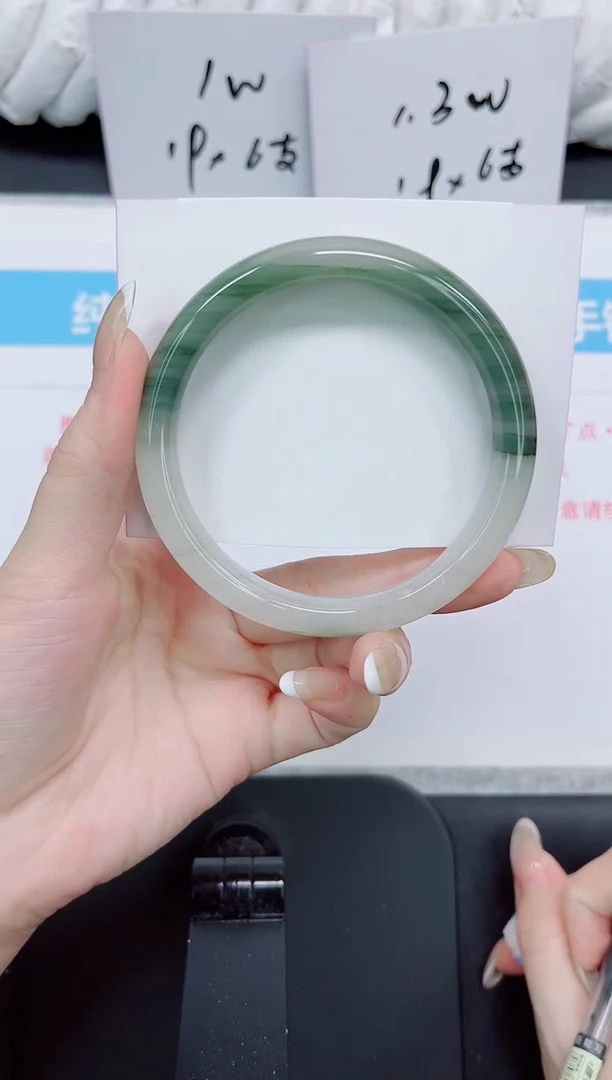 石英质玉手镯未镶嵌80