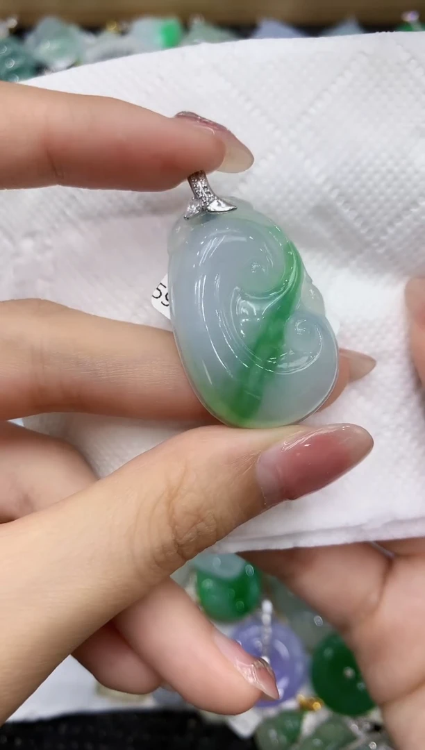 翡翠18K金镶嵌颈饰111111111111