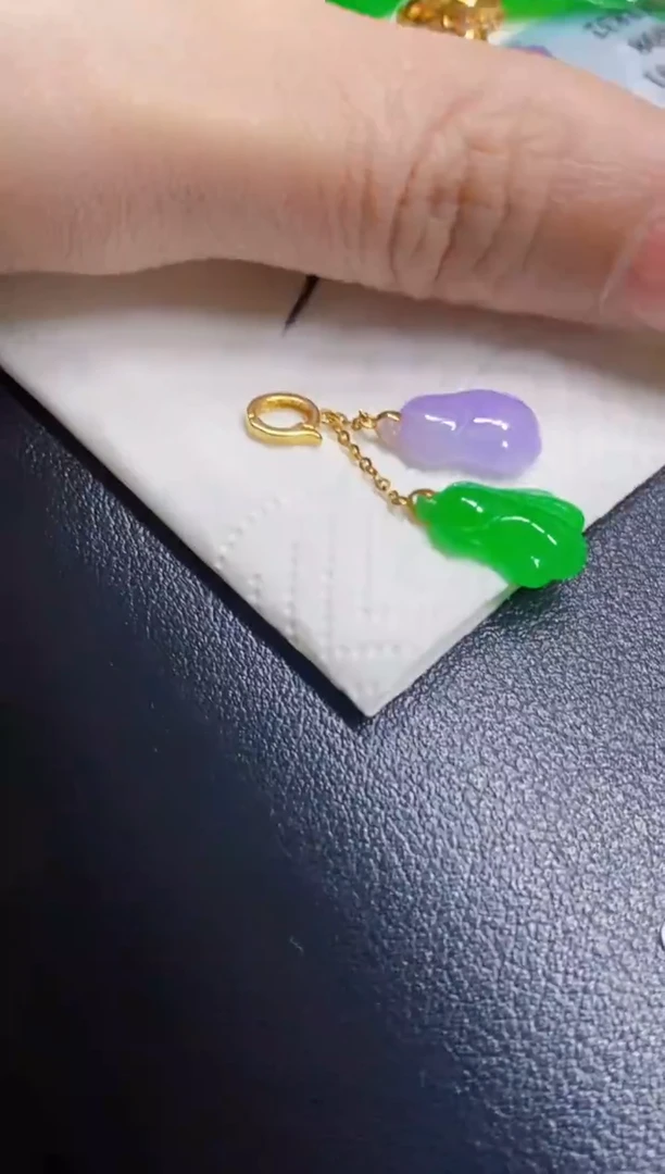 颈饰18K金镶嵌翡翠吊坠