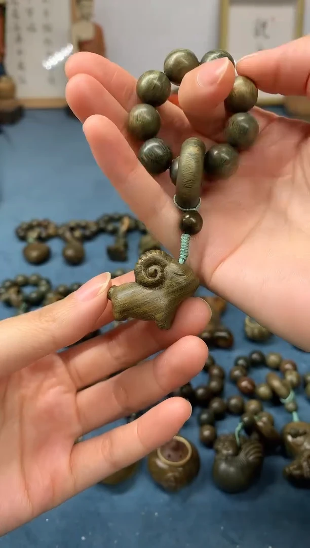 【闪购商品】维腊木（绿檀）把件领头羊 盘玩件