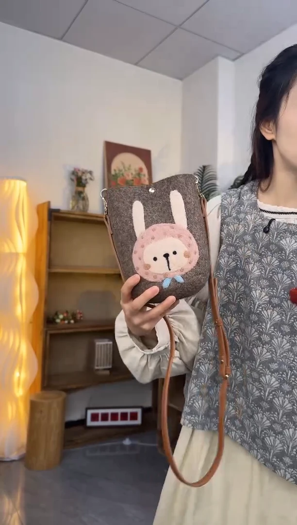 羊毛非遗纯手工包  手机包兔子