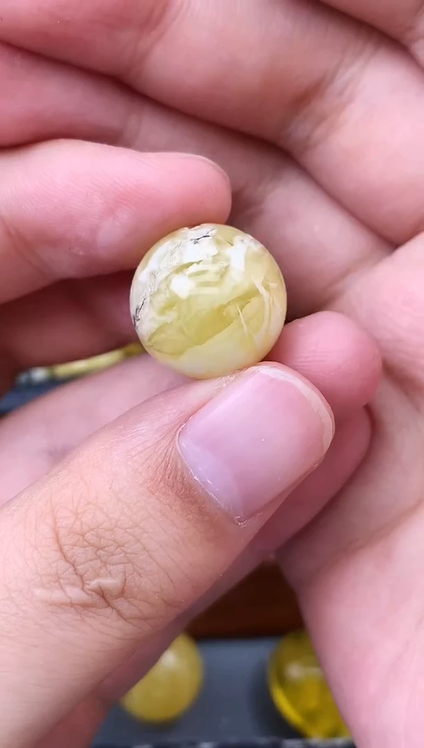 未镶嵌琥珀珠宝奇石85