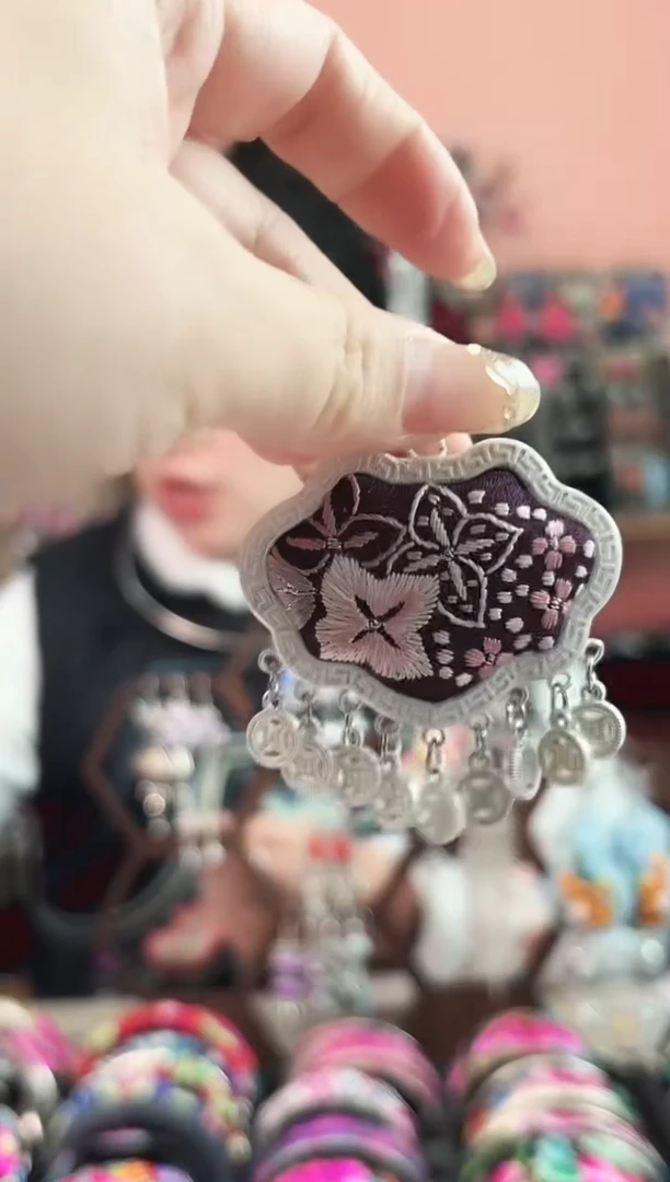 织绣彩云南阁老绣饰品  226