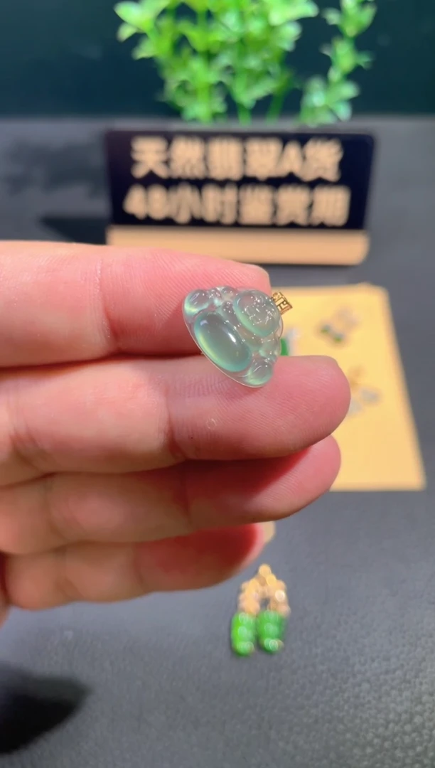 颈饰18K金镶嵌翡翠翡翠