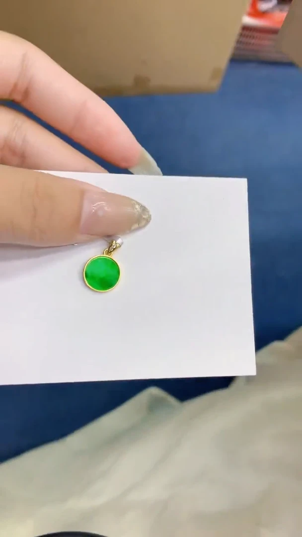 翡翠未镶嵌颈饰           1