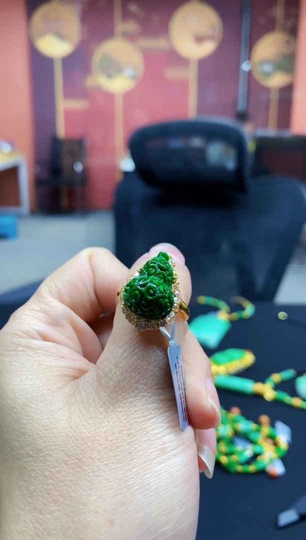 颈饰未镶嵌翡翠戒指