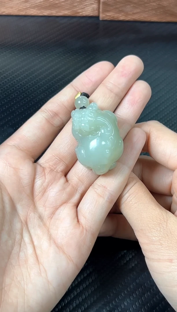 吊坠(赠链)未镶嵌和田玉且末微色差 近矿