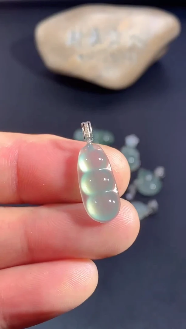 颈饰18K金镶嵌翡翠