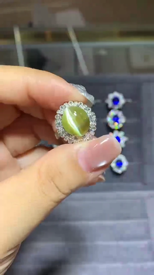 18K金镶嵌戒指金绿宝石8.21CT