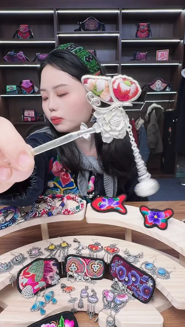 织绣58蒙阿苏苗绣传承店
