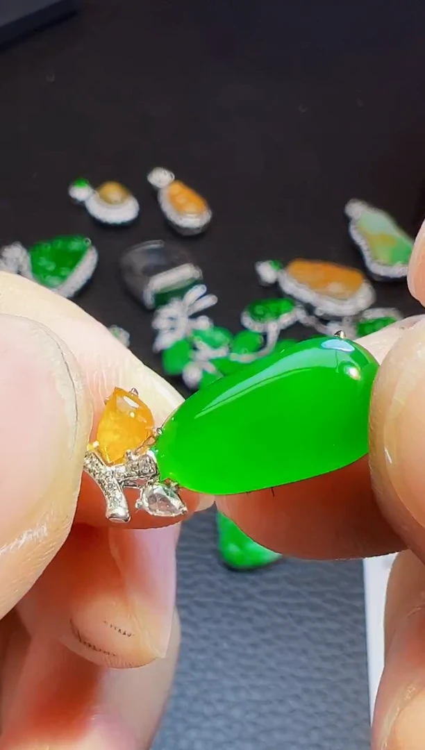 颈饰18K金镶嵌翡翠J***s翡翠