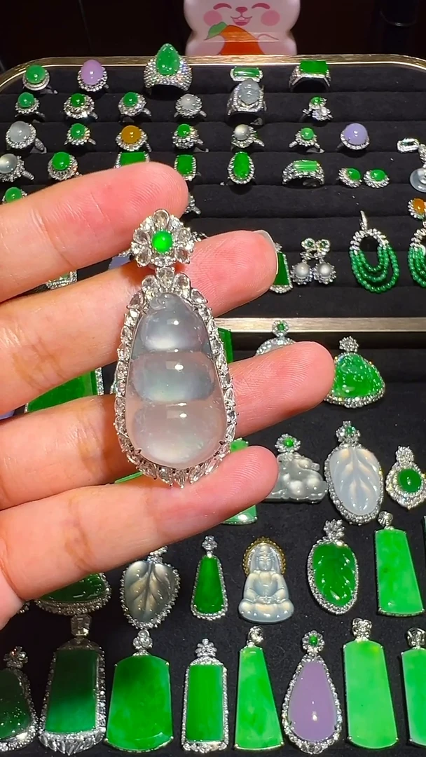 颈饰18K金镶嵌翡翠吊坠