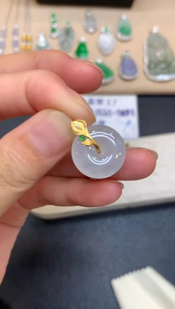 颈饰18K金镶嵌翡翠平安扣【无服务费