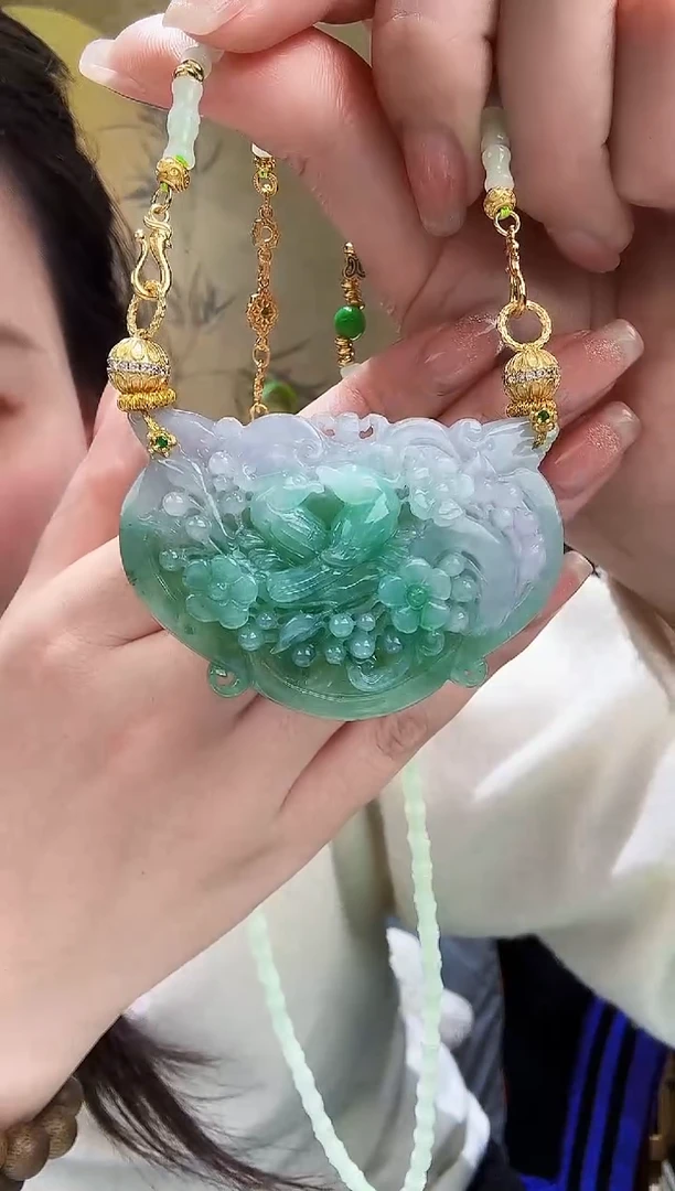 颈饰未镶嵌翡翠吊坠