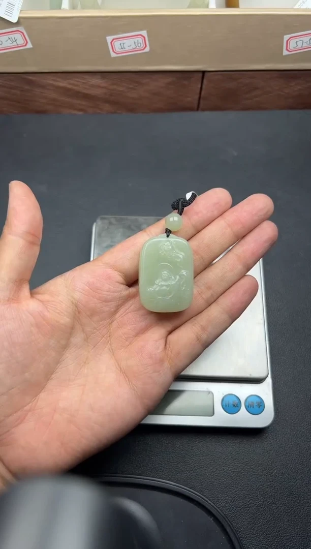 吊坠(赠链)未镶嵌和田玉且末微色差迪克兰二细吊坠