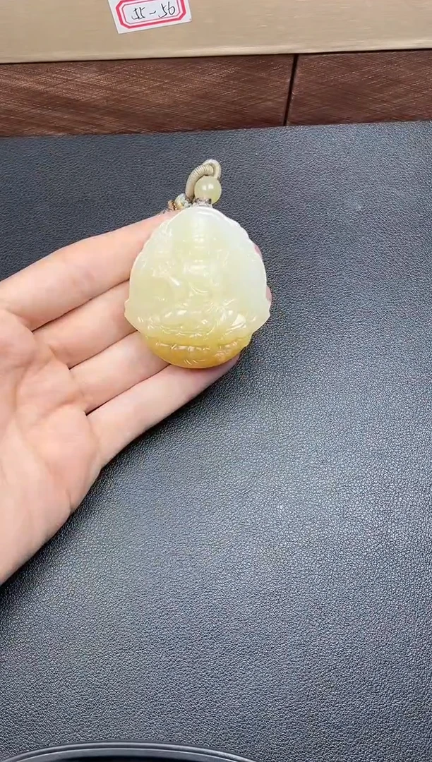 吊坠(赠链)未镶嵌和田玉且末金山微色差吊坠J