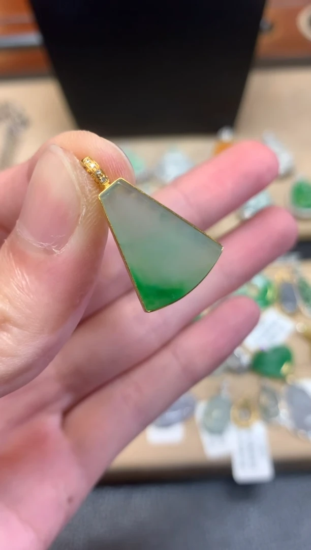 翡翠18K金镶嵌颈饰无事牌【无服务费】