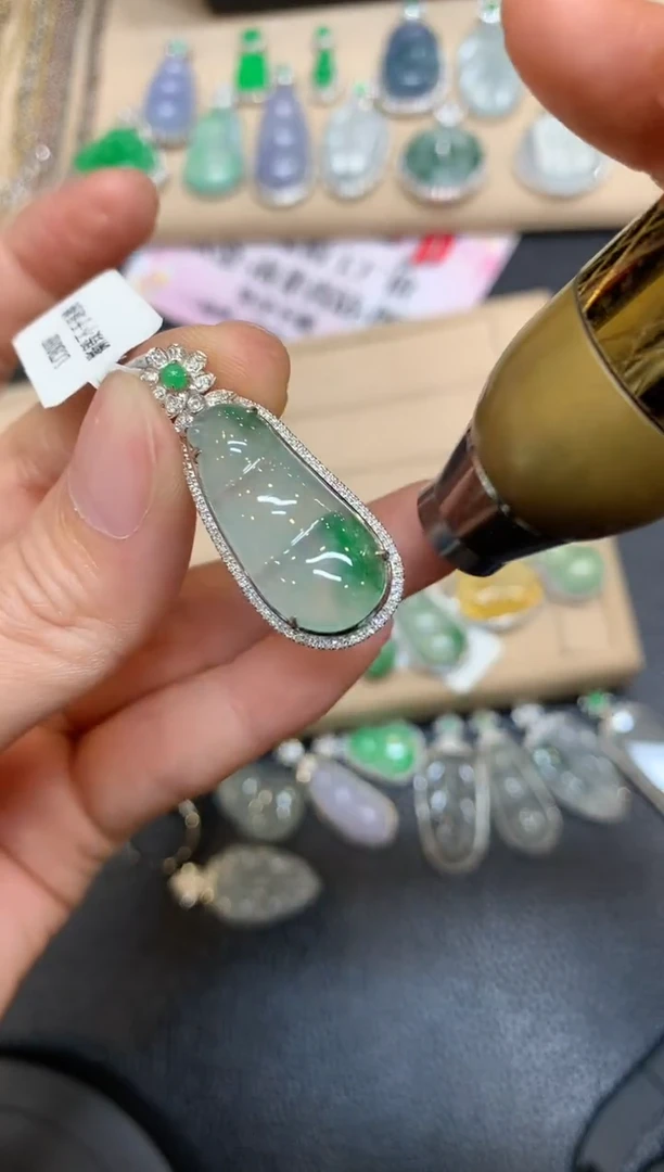 【闪购商品】翡翠颈饰18K金镶嵌福豆【无服务费