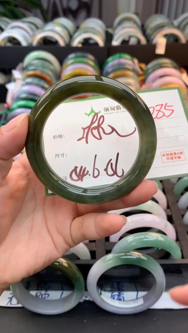 未镶嵌定制翡翠毛货需精细抛光+多人