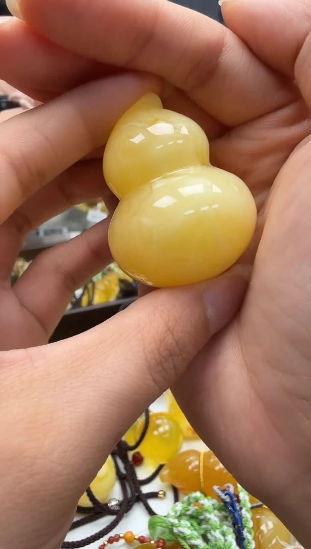 未镶嵌琥珀裸石如图