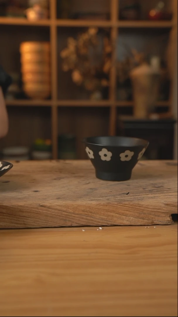 黑色雕刻小花花的5英寸螺纹斗笠米饭碗