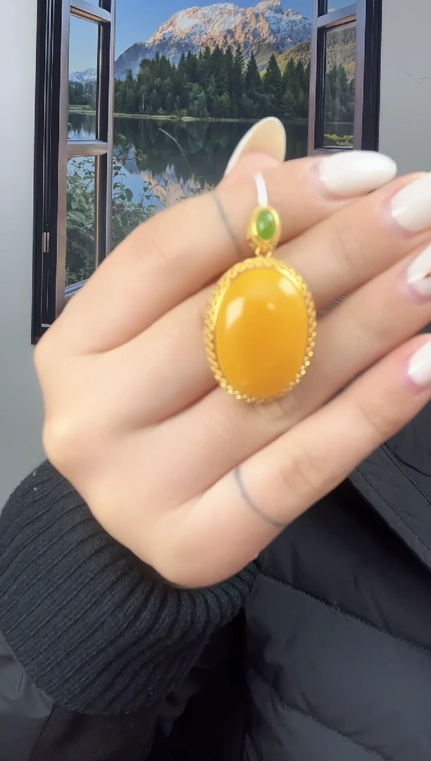 蜜蜡颈饰未镶嵌鸽子蛋吊坠