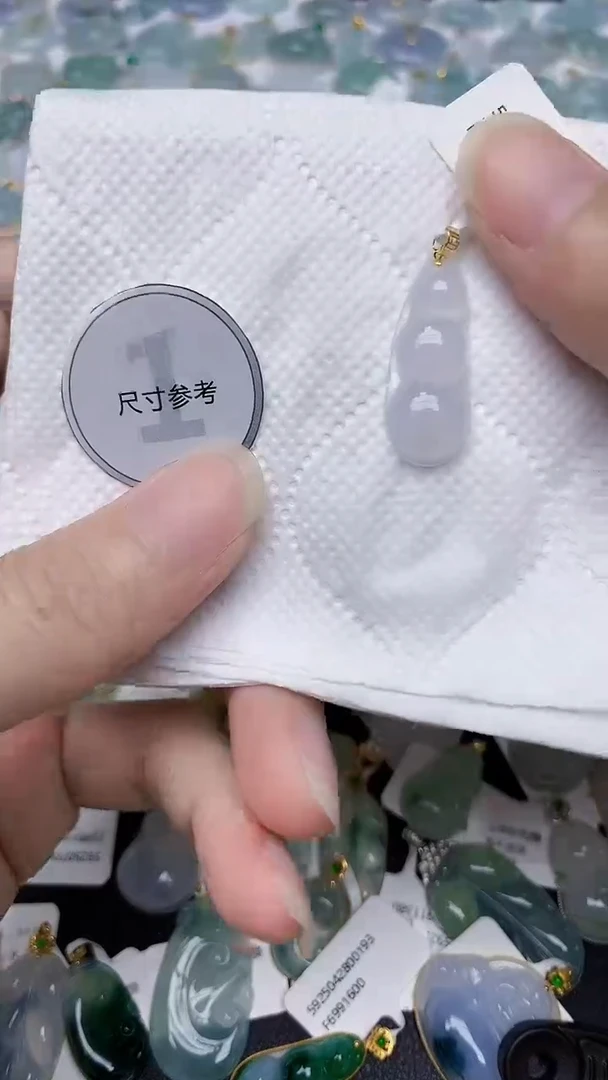 颈饰18K金镶嵌翡翠天然A货翡翠