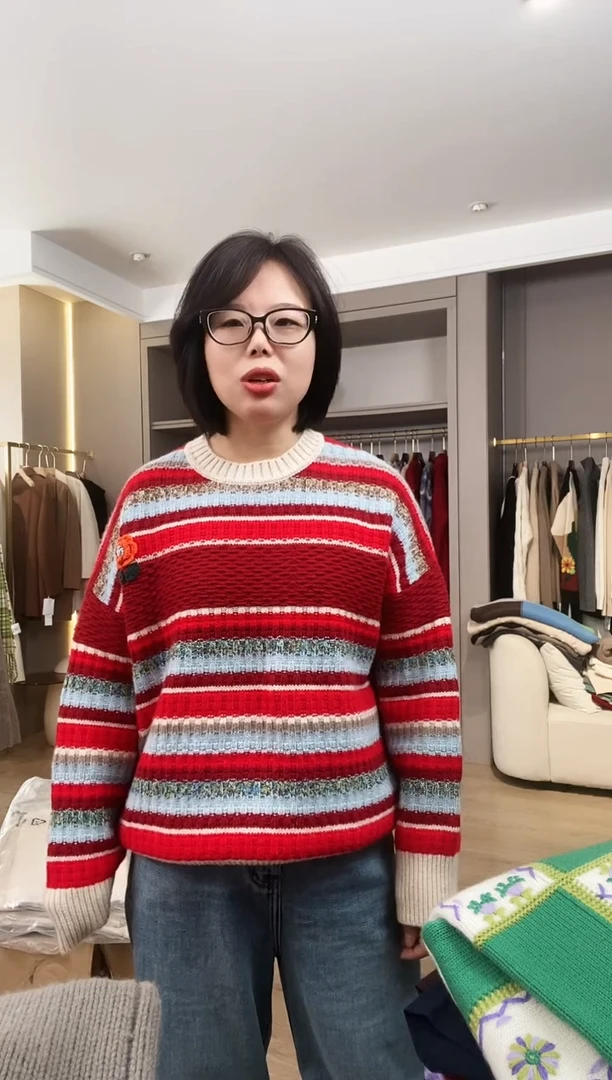 条纹拼色圆领羊绒衫