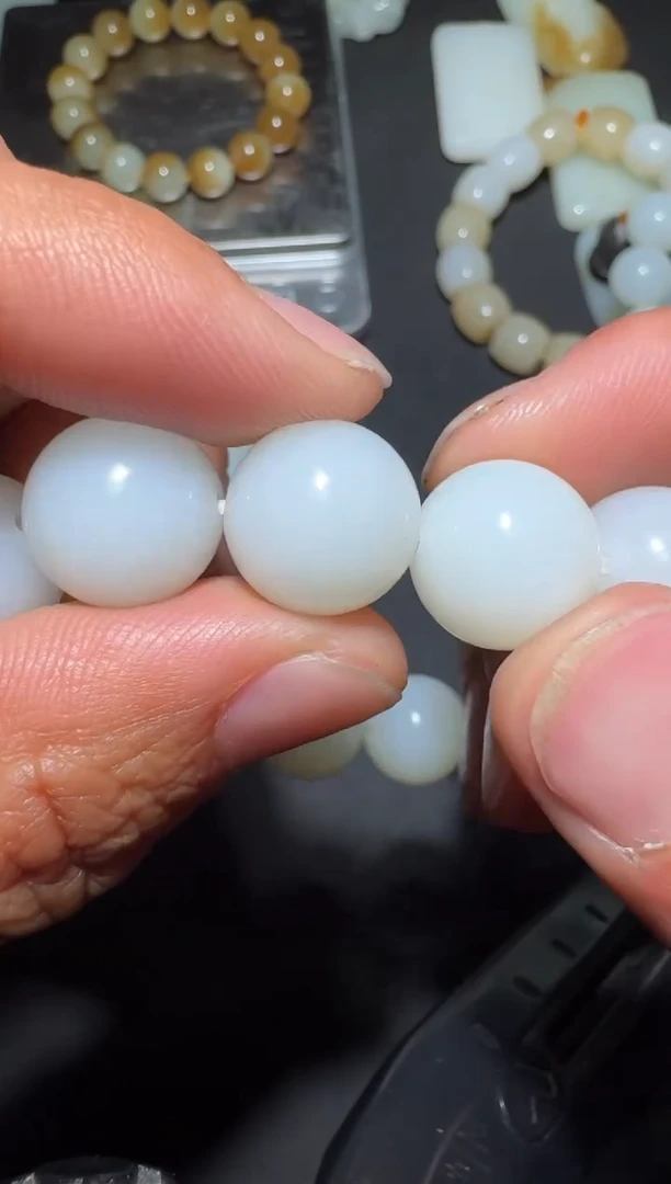 未镶嵌和田玉（糖玉）挂件和田玉