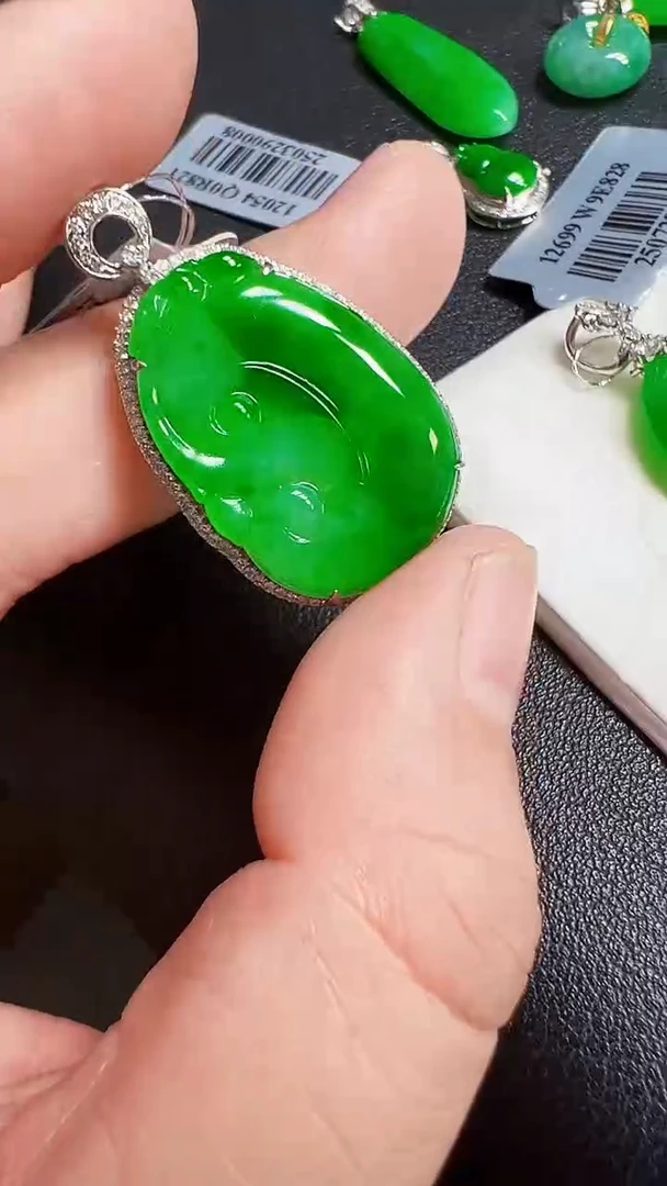 颈饰18K金镶嵌翡翠如意