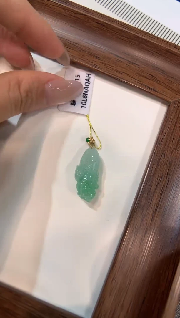 颈饰18K金镶嵌翡翠白菜