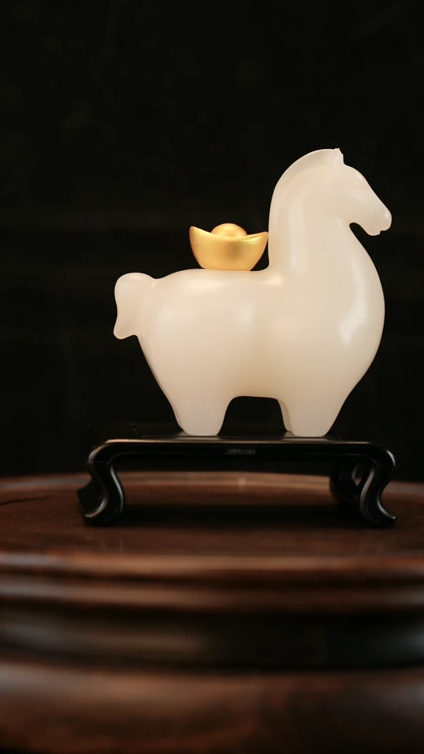 云南石荔枝白雕刻：马上有元宝