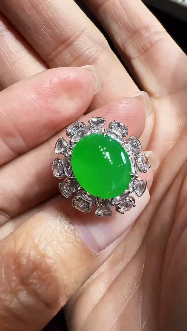 18K金镶嵌戒指翡翠是**吖蛋面分笔29800