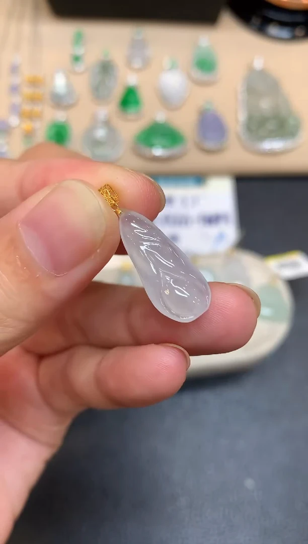 颈饰18K金镶嵌翡翠玉兰花【无服务费