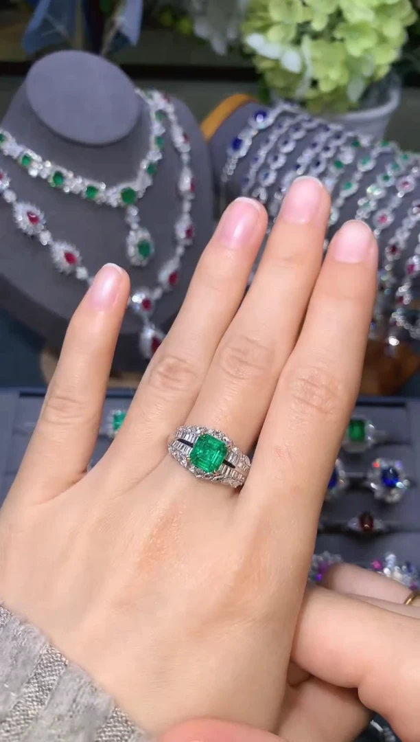 【闪购商品】祖母绿戒指18K金镶嵌