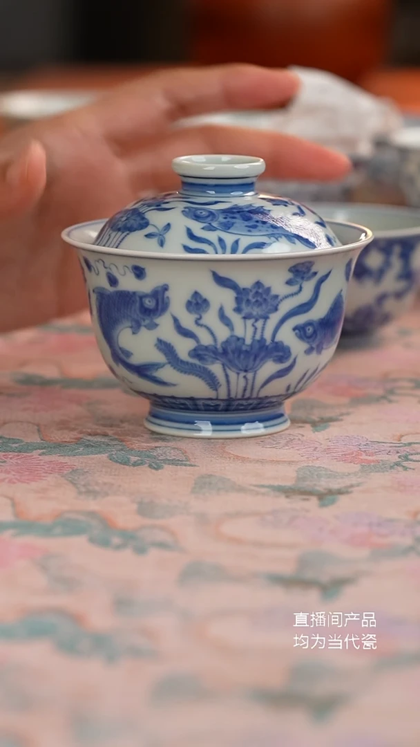 源明青忆鱼藻纹盖碗