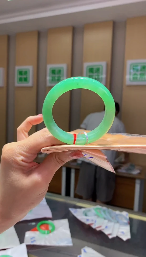 翡翠手镯未镶嵌-A17圈口51.2*10.8*8.8