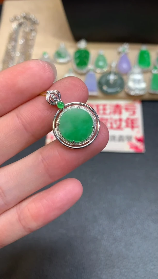 【闪购商品】翡翠颈饰18K金镶嵌无事牌【无服务费】