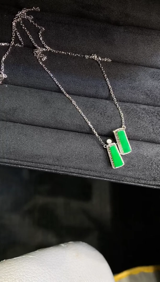 18K金镶嵌挂件翡翠无事牌套链