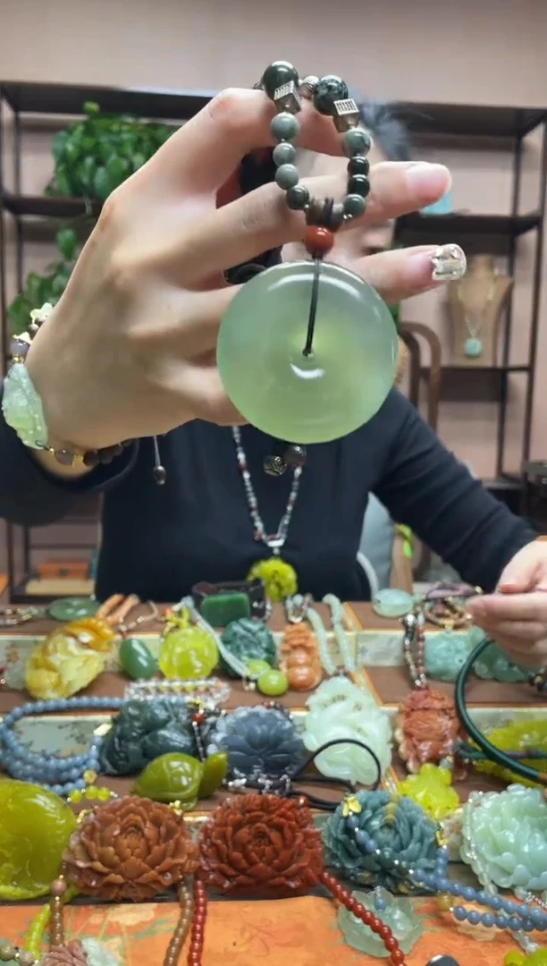 未镶嵌岫玉吊坠多样性发货发其中之一
