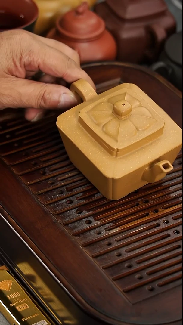 茶壶紫砂宜兴紫砂黄金段泥菱花传香壶200毫升