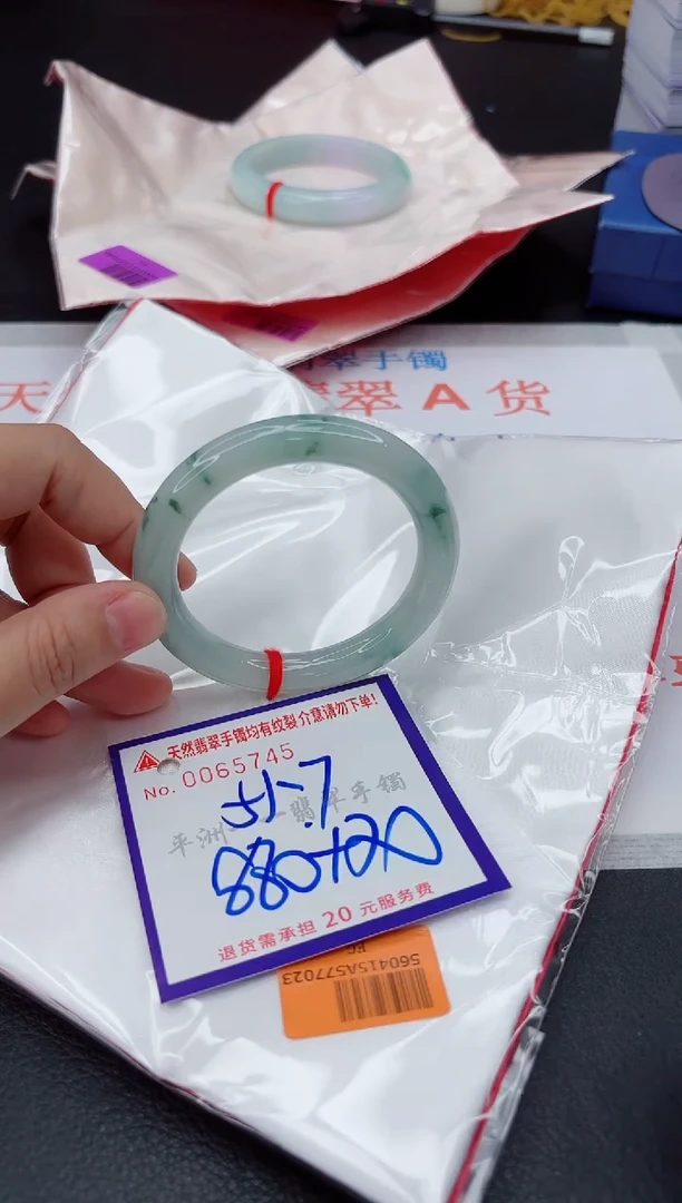 翡翠手镯未镶嵌1