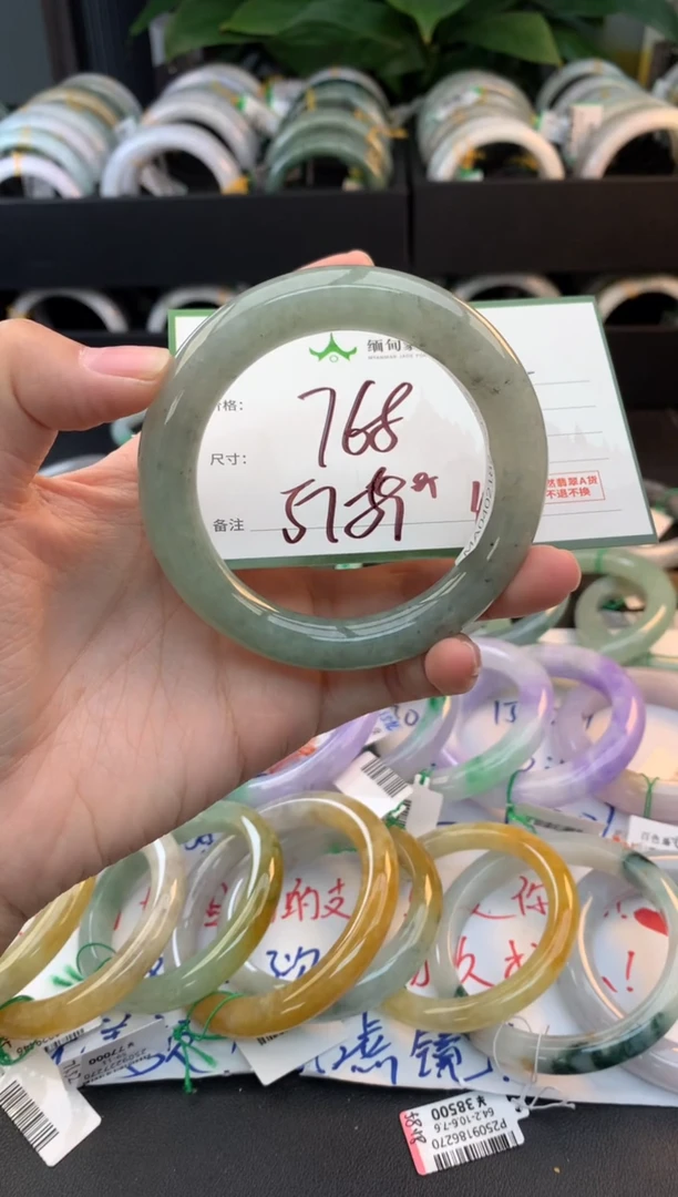 未镶嵌定制翡翠毛货需精细抛光+多人