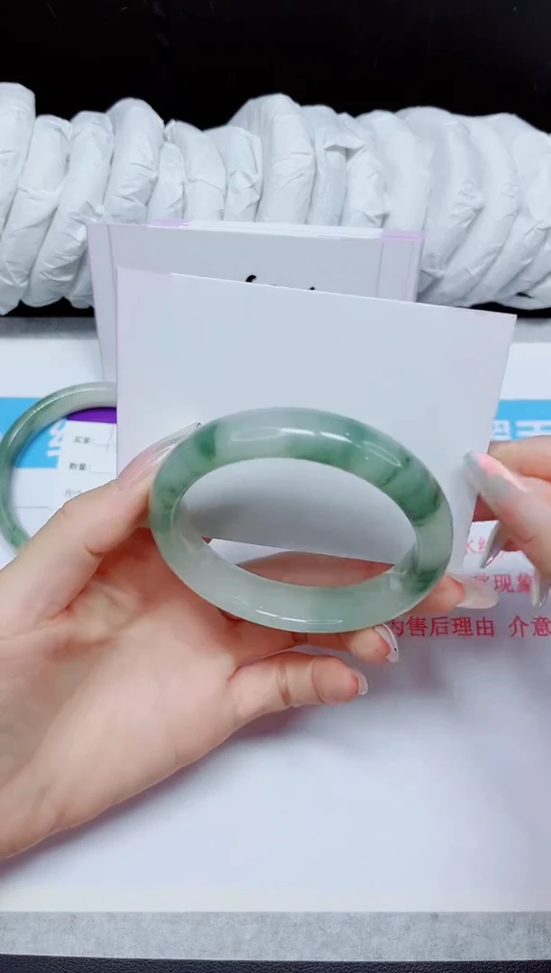 石英质玉手镯未镶嵌140..