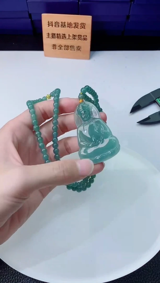 翡翠未镶嵌颈饰  `