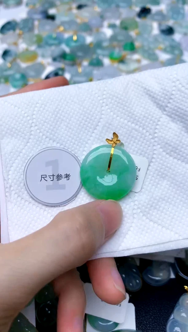 颈饰18K金镶嵌翡翠天然A货翡翠
