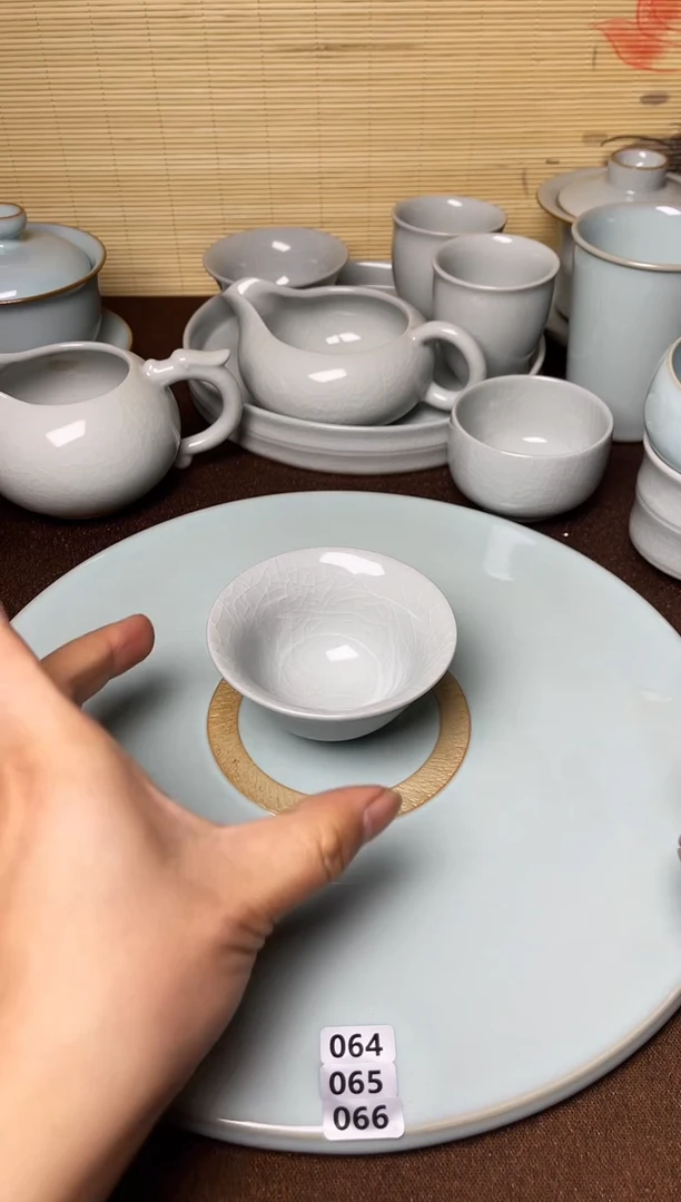 云雾月白釉-微微鸡心斗笠杯