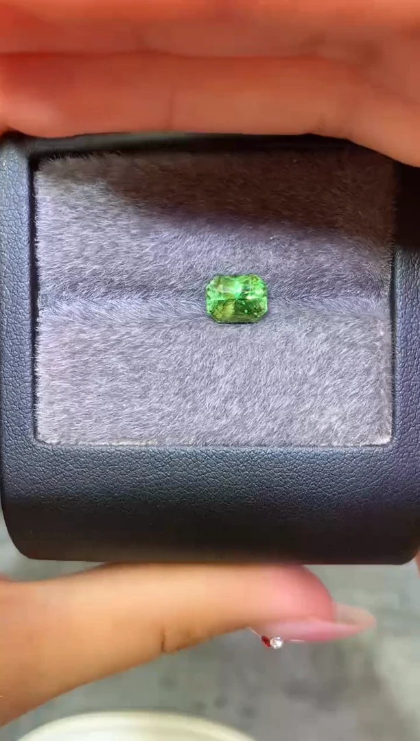 未镶嵌裸石定制石榴石雷切 沙弗莱 2.13ct