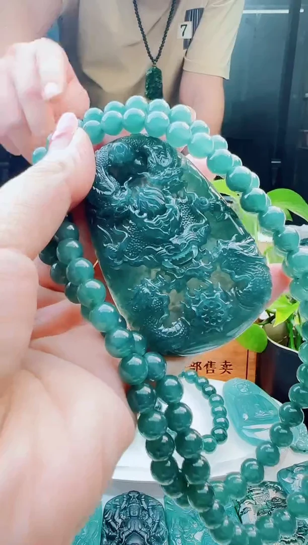 翡翠未镶嵌颈饰多样性发货其中一件