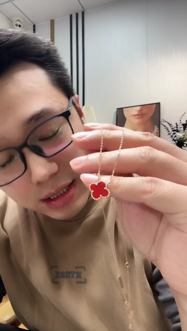 18K金镶嵌套链玛瑙/玉髓快*豆红色k玫，15mm四叶草套链